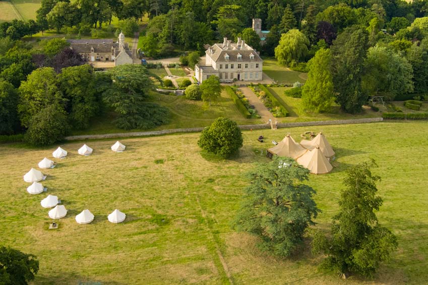 Getting ready for a Conant family wedding at Lyndon Hall in Rutland